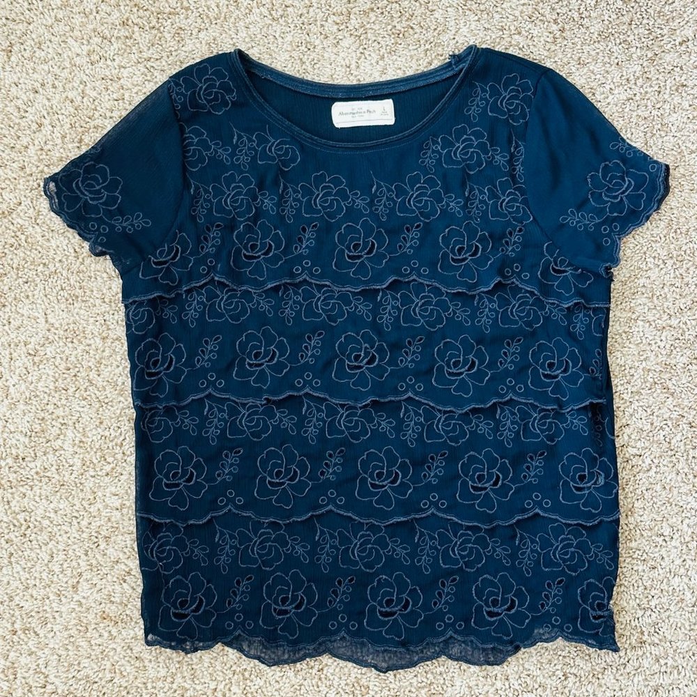 🌹 Elegant 🌹 Abercrombie & Fitch Navy Blue Embroidered Floral Lace Crop Top